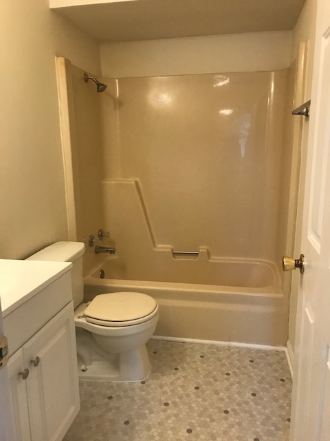 Full Bath - 1127 Leaf Ave