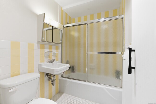 Building Photo - 40 Owen St