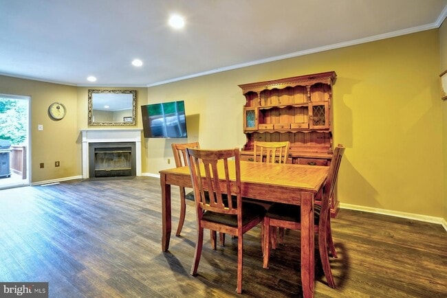 Building Photo - 111 Honey Locust Ct