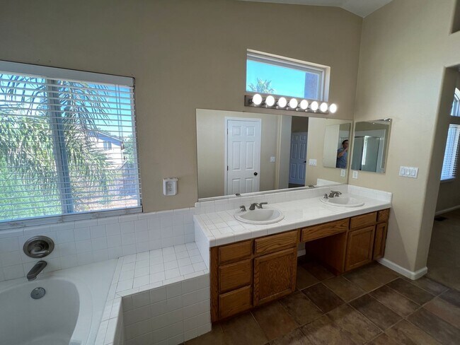 Building Photo - Large 4 bedroom located on a well maintained court!