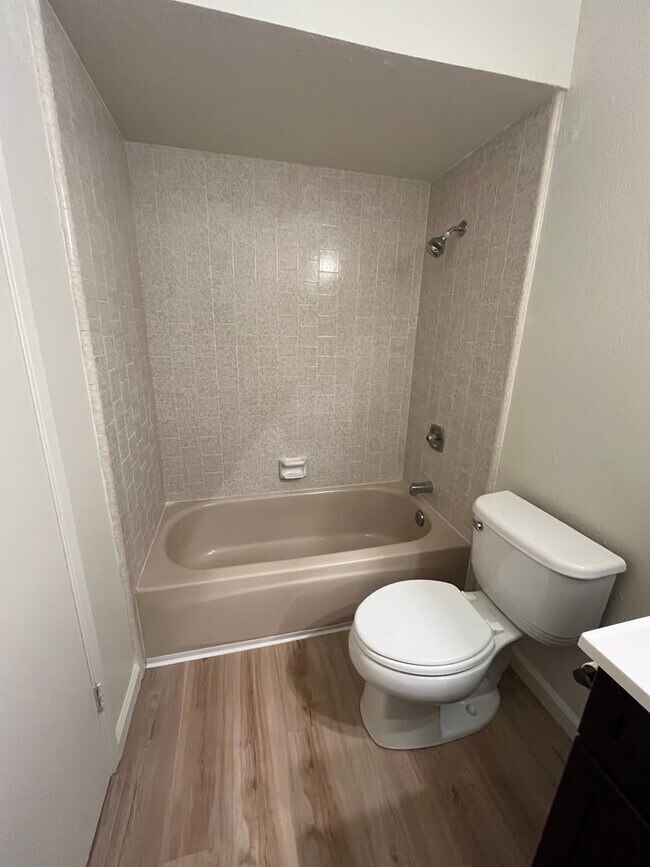 Building Photo - 2BR|2BA|994SF| - Ground Floor Condo, Nice ...