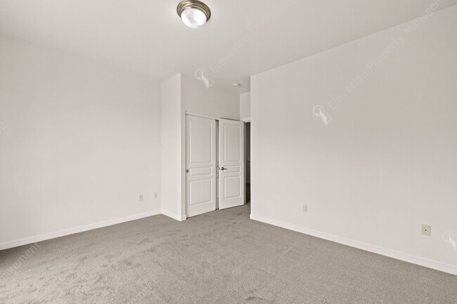 Building Photo - Eagle Crest Townhome Steps to Lakeside Center & Trails