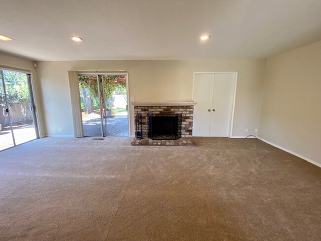 Building Photo - South Salinas 3BR/ 2BA Charmer!