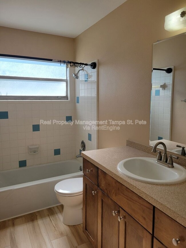 Building Photo - 1985 Cove Dr