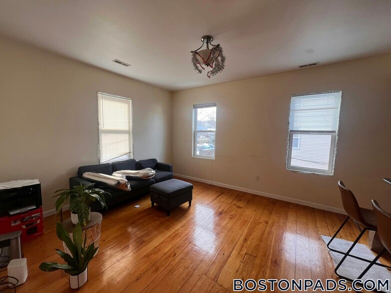 Building Photo - 5 Smythe St