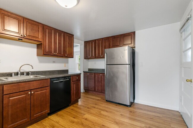 Building Photo - 1342 Circle Ave