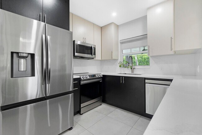 Building Photo - 570 SW 45th Ave