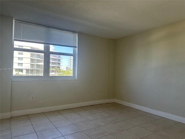 Building Photo - 10350 W Bay Harbor Dr