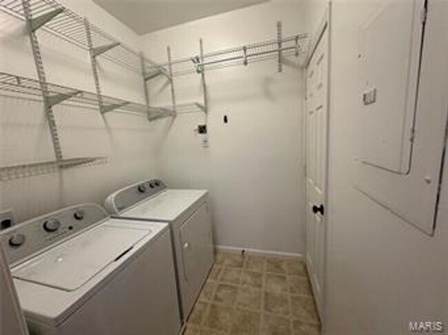 Building Photo - Beautiful Condo in Mehlville