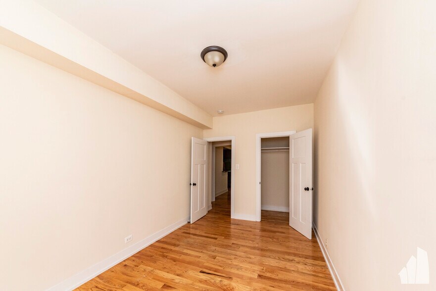 Building Photo - 3521 N Racine Ave
