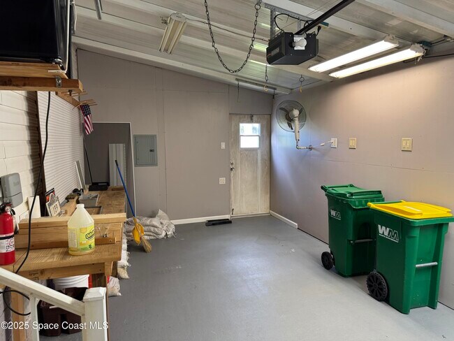 Building Photo - 159 Blue Jay Ln