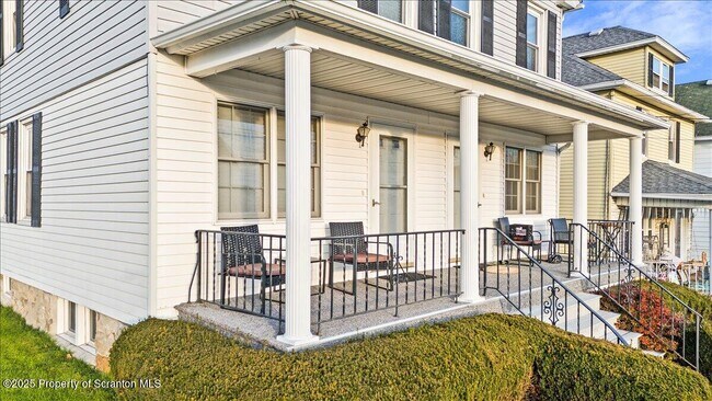 Building Photo - 1446 Thackery St