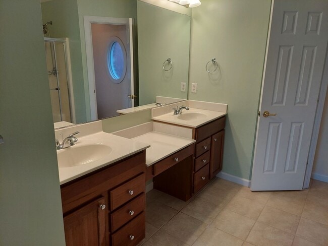 Building Photo - 3 Bed 2.5 Bath Townhouse