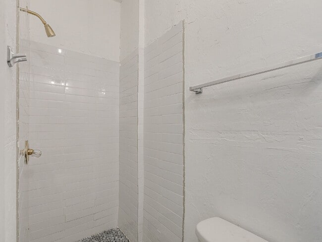 Building Photo - Beautifully Updated Bungalow!