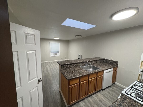 Building Photo - 342 W 10th St