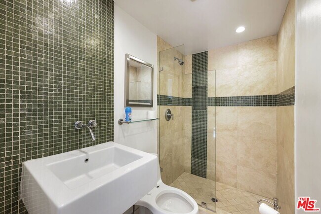 Building Photo - 723 Westmount Dr