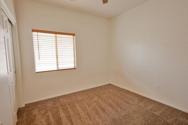 Building Photo - 831 W Calle Valenciana