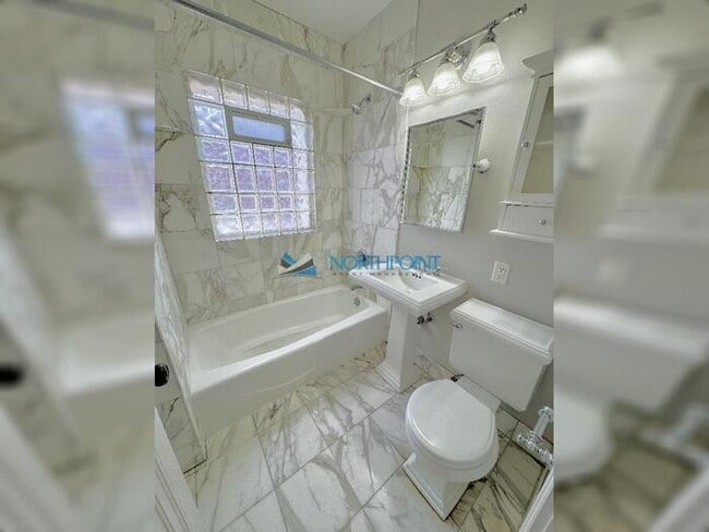Building Photo - Amazing Top Floor 2bedroom w/Den Plaza Con...