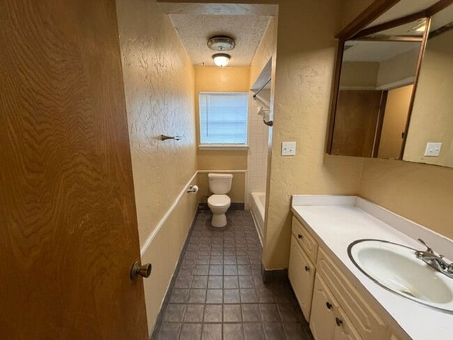 Building Photo - Wonderful east Norman home! Three bed, two bath, two car garage, fully fenced yard!