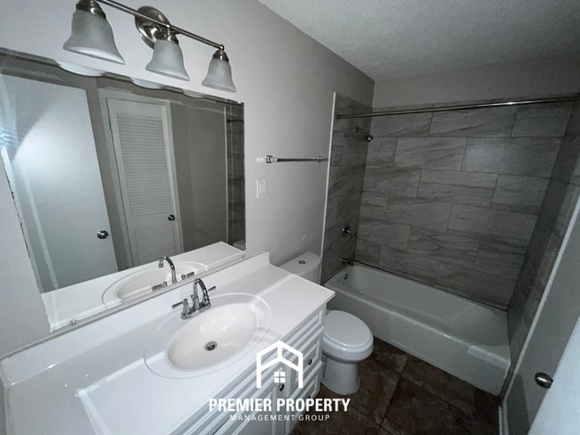 Building Photo - Spacious 4BR/2BA Home in 38118 | Hardwood Floors & Large Fenced Backyard