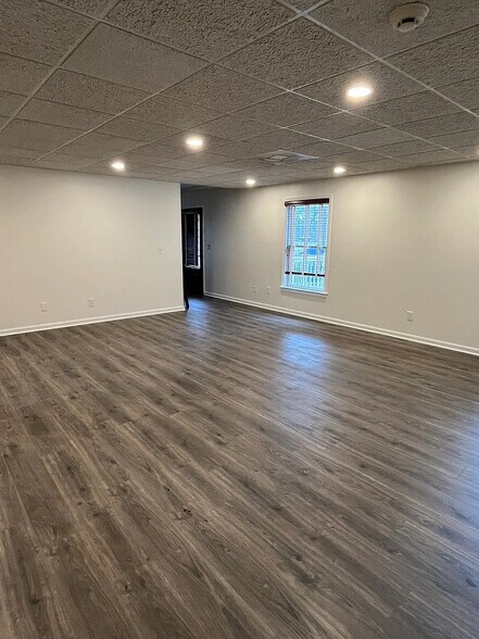 Building Photo - Room in Apartment on Little Mill Rd