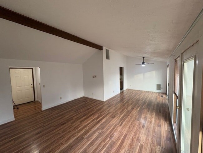 Building Photo - 3 bedroom/2 bath home