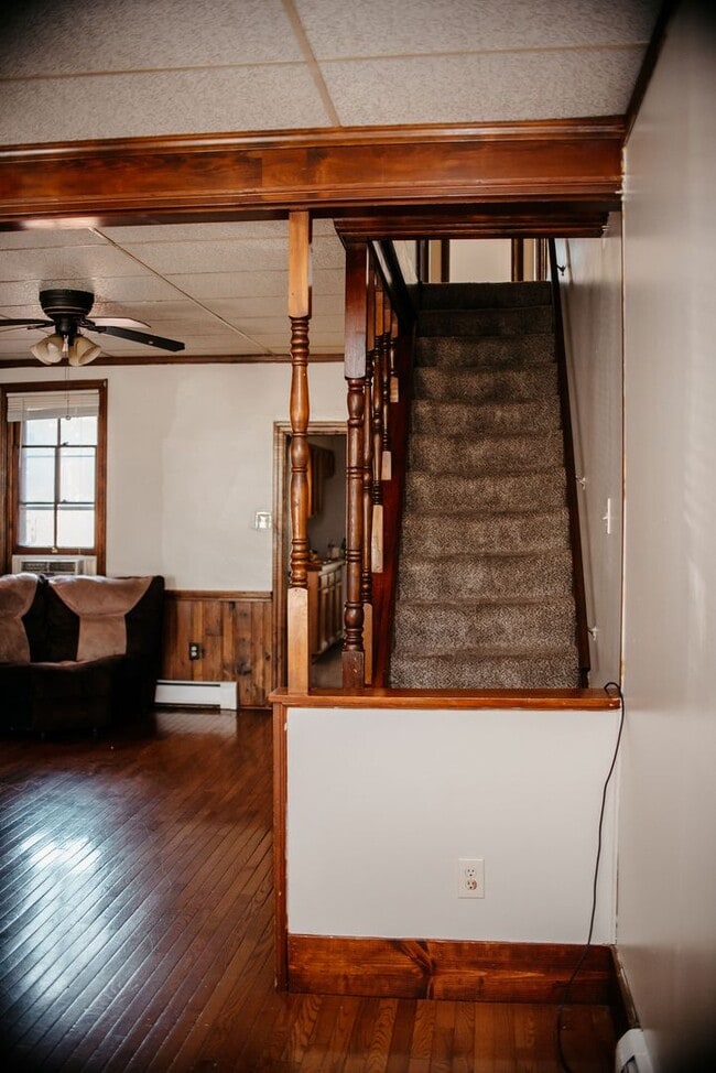 Building Photo - 3 Bedroom, 2 Bath Rown Home, 1st Floor Features 1 Bed and 1 Bath