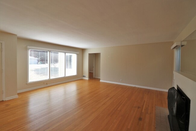 Building Photo - 2 Bedroom 1 Bathroom House in Wedgwood!