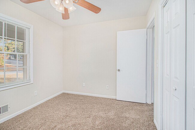 Building Photo - 3 bdrm, 2 bath in Decatur