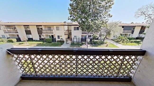 Building Photo - Second Floor Condo in Rossmoor Park Commun...