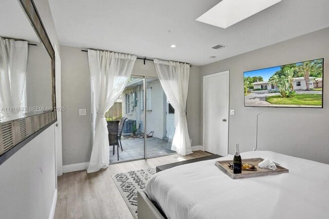 Building Photo - 1573 NE 30th Ct