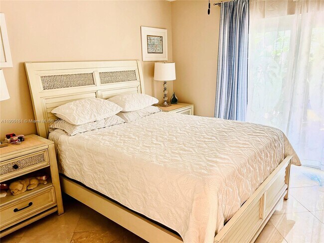 Building Photo - 484 Commodore Cir