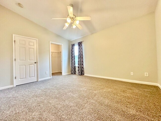 Building Photo - Welcome Home! Rare 3 Bedroom 2.5 Bath Town...