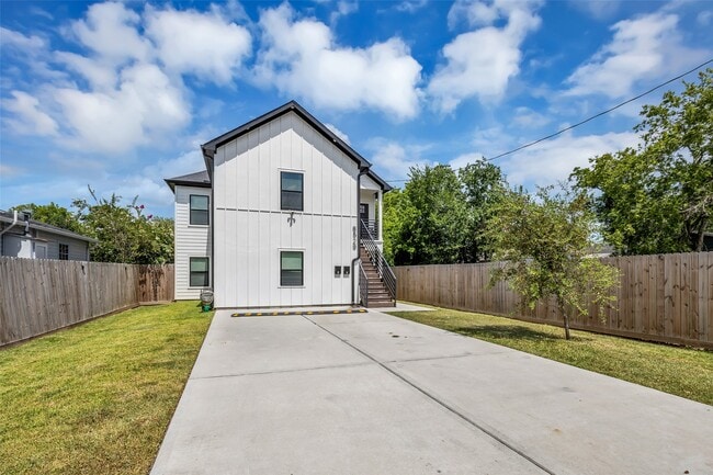 Building Photo - 8529 Dosia St