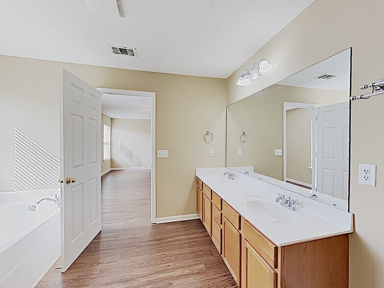 Building Photo - 158 Vintage Cir