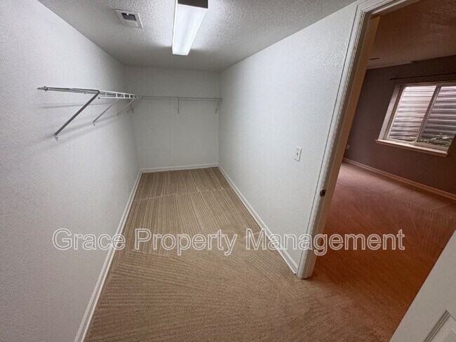 Building Photo - 222 Saxony Rd