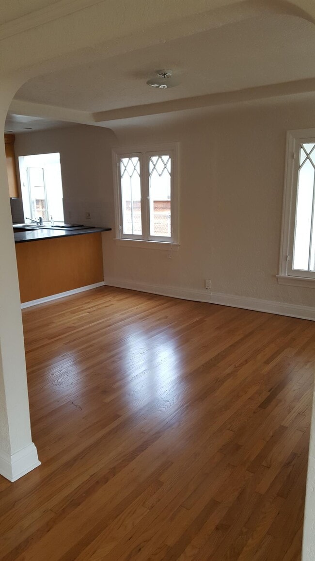 Building Photo - 2038 Malcolm Ave