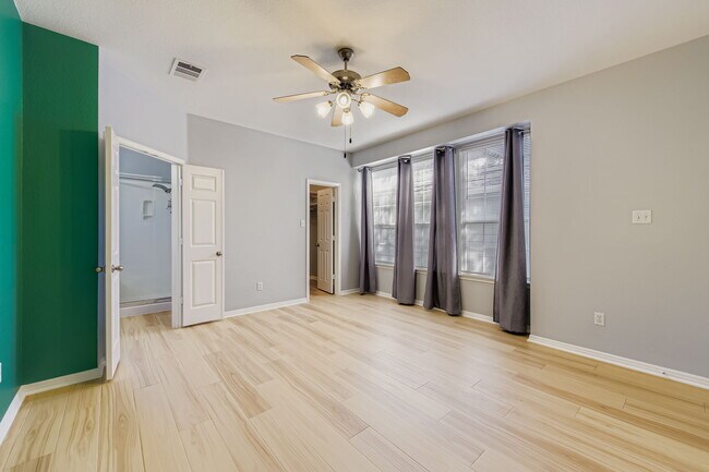 Building Photo - "Charming 3-Bed Townhouse Retreat with 151...
