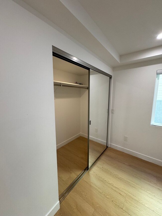 Building Photo - Spacious 1000 sq ft First-Floor Back ADU i...
