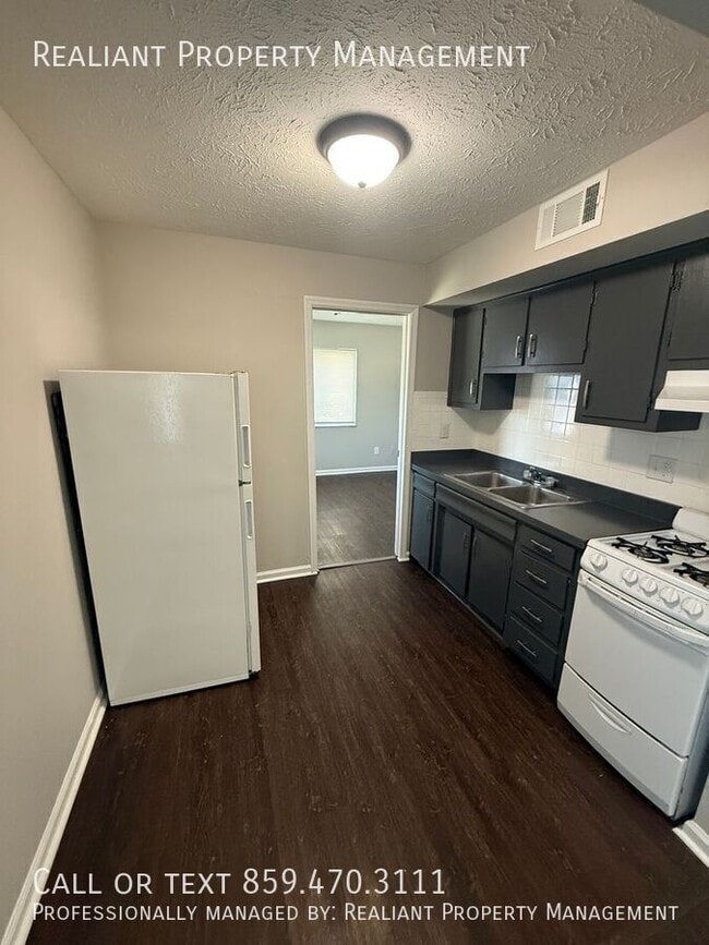 Building Photo - 208 Lakeshore Dr