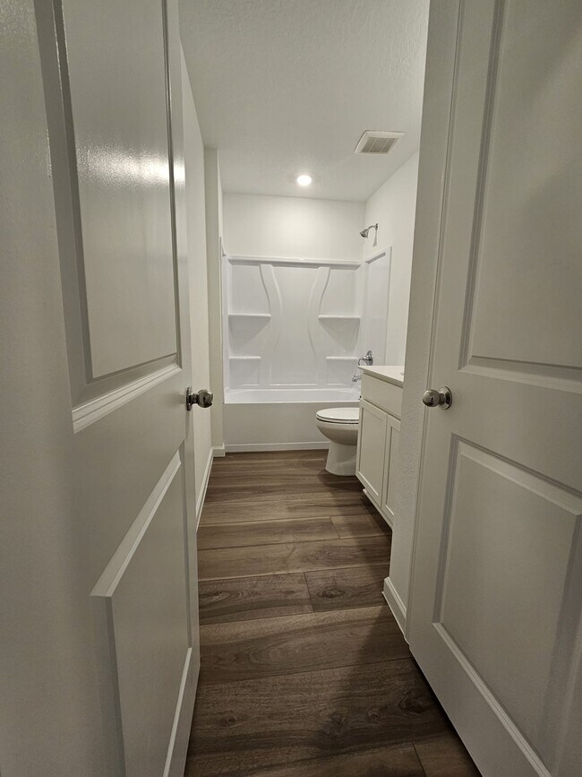 Building Photo - 717 Holly Lakes Dr