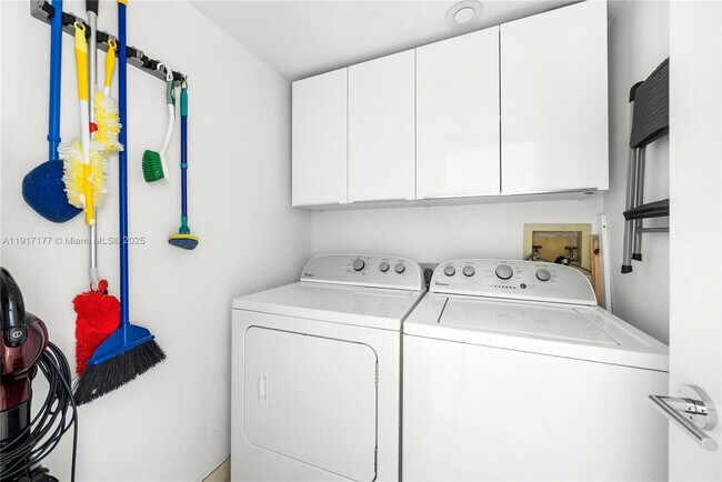 Building Photo - 1000 W Island Blvd