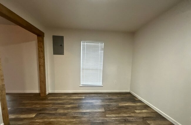 Building Photo - Quiet Country Living