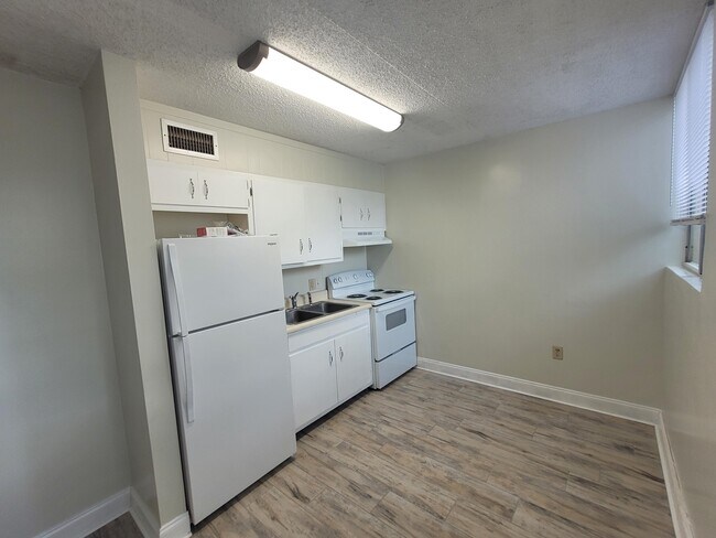 Building Photo - 300 Miracle Strip Pkwy