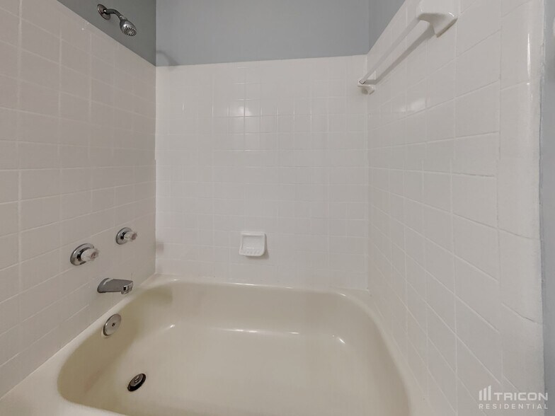 Building Photo - 1707 Ashwood Cir