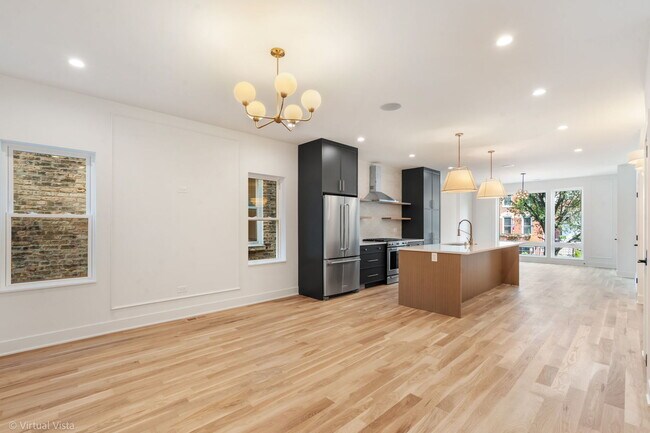 Building Photo - 2122 W 18th Pl