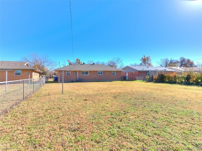 Building Photo - 214 Thompson Dr