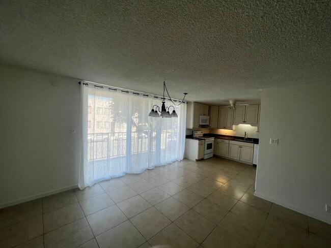 Building Photo - 2 Bedroom 2 Bath Spacious Condo For Rent in Long Beach Comes with Assigned Garage Space - Marketi...