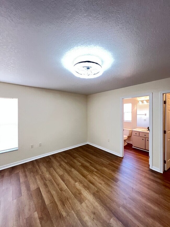 Building Photo - Your 3BD/2BA Peaceful Retreat in the Heart of Ocala!