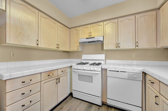 Building Photo - N Las Vegas Single Family Home - New Paint and LVP Flooring